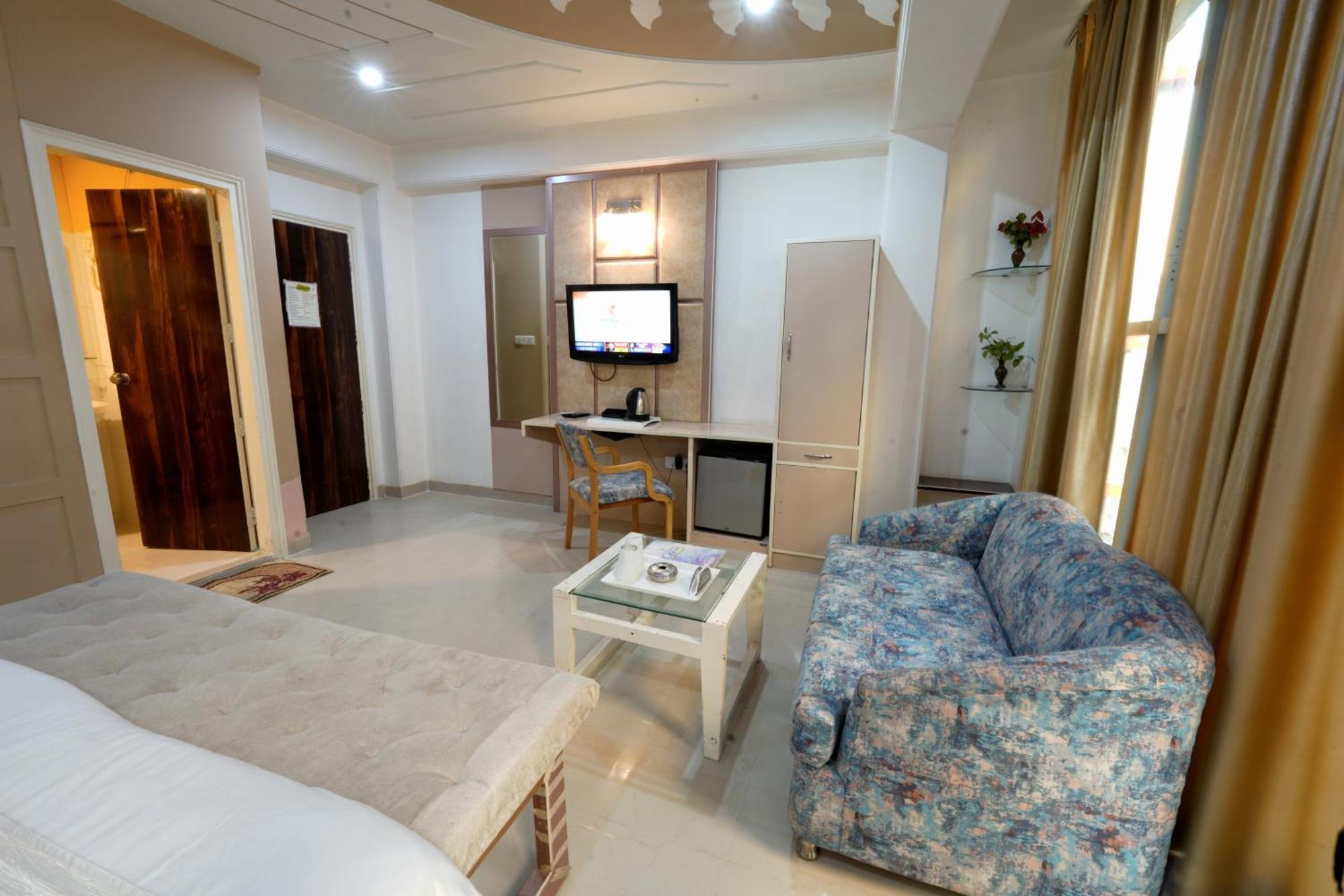 Oppera Delhi Airport Hotel 3*