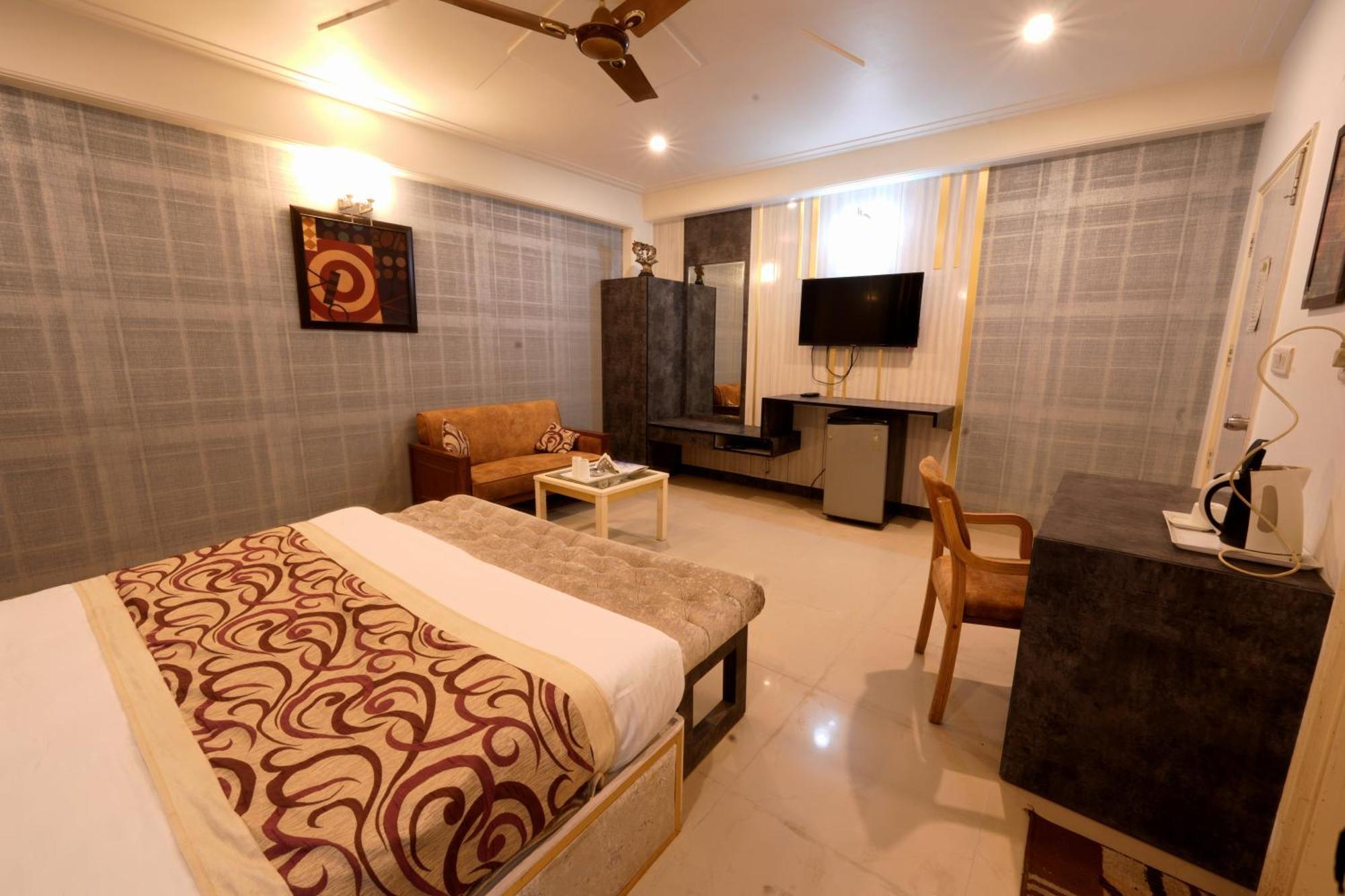 Oppera Delhi Airport Hotel 3*